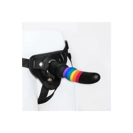 Strap-on rakmed koos värvilise dildoga